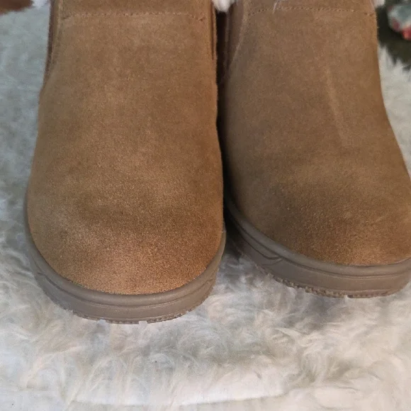 Minnetonka Tan Winter Boots with White Fur Lining - Picture 3 of 10